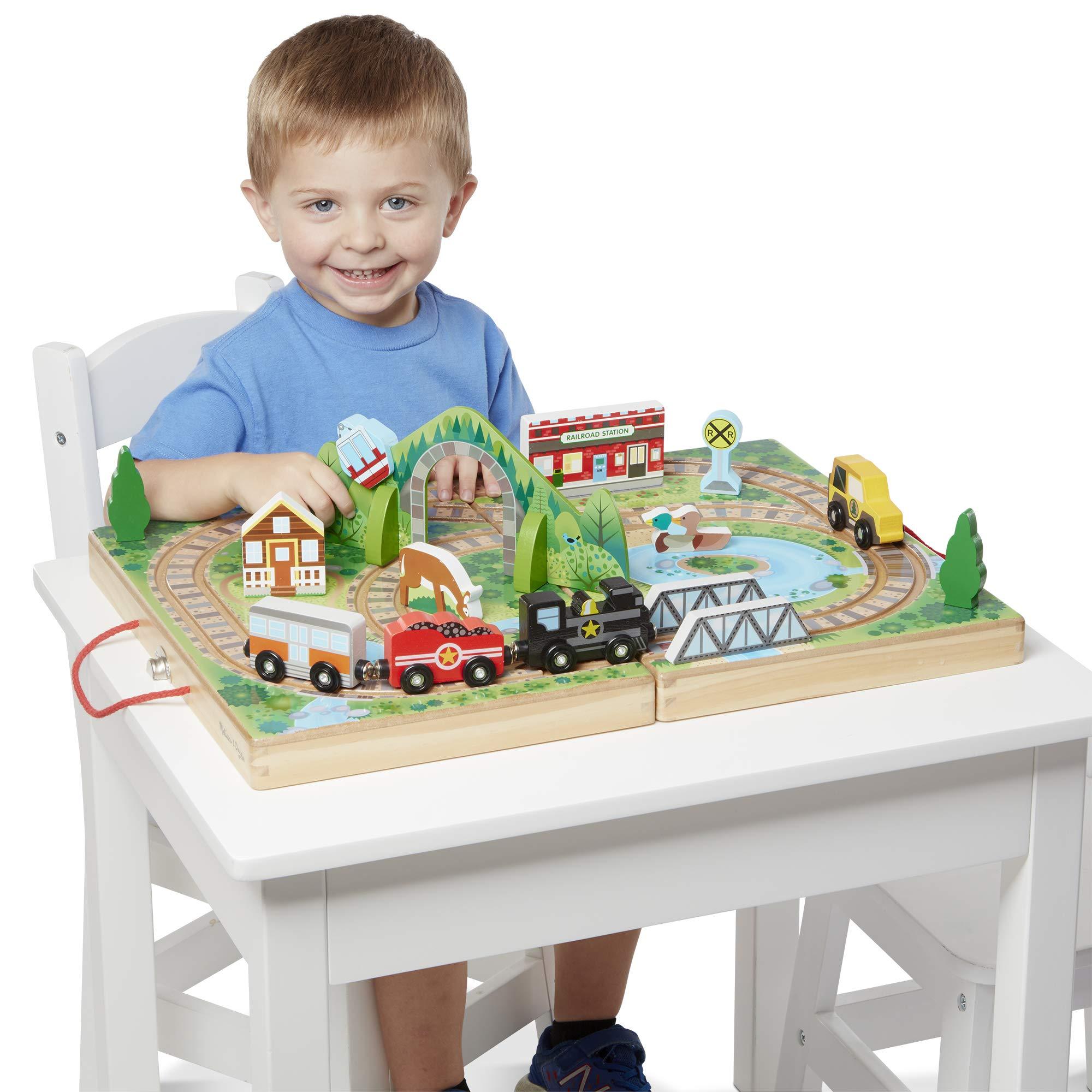 Melissa & Doug: przenośna kolejka w walizce Take-Along Tabletop Railroad - Noski Noski