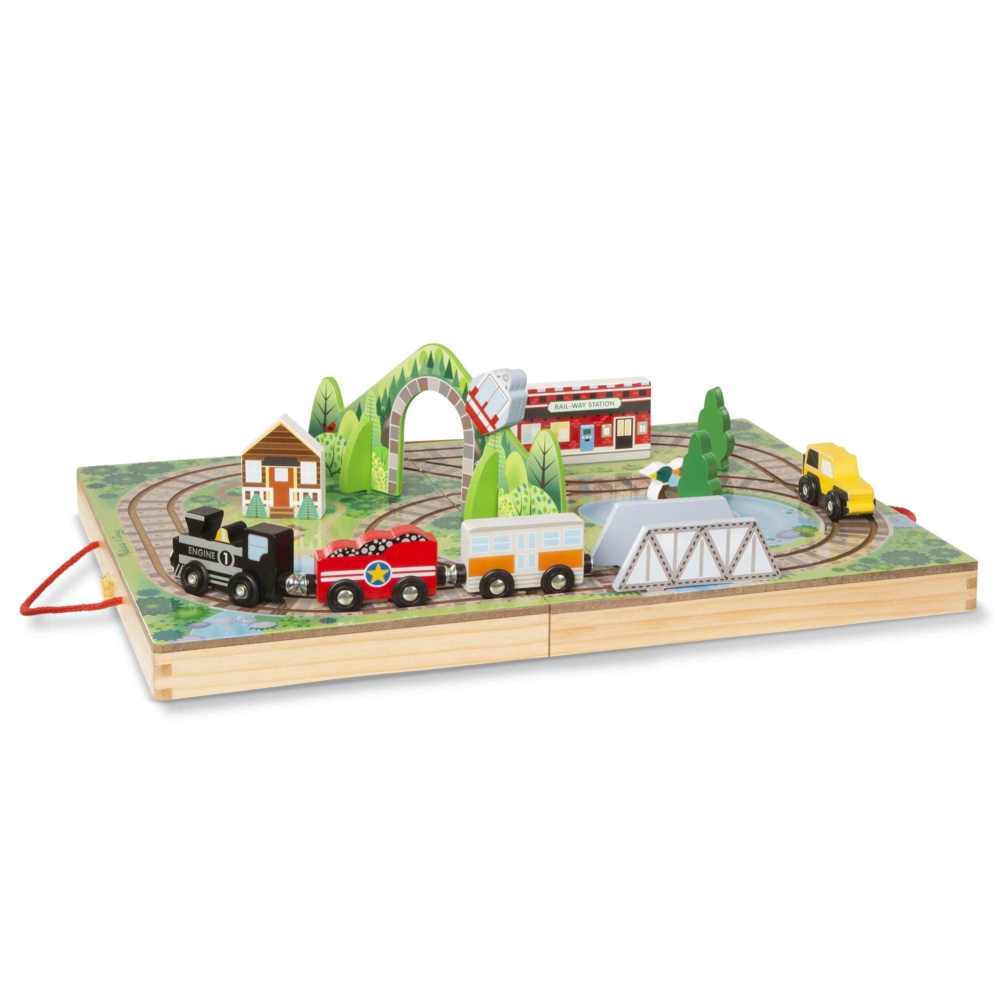 Melissa & Doug: przenośna kolejka w walizce Take-Along Tabletop Railroad - Noski Noski