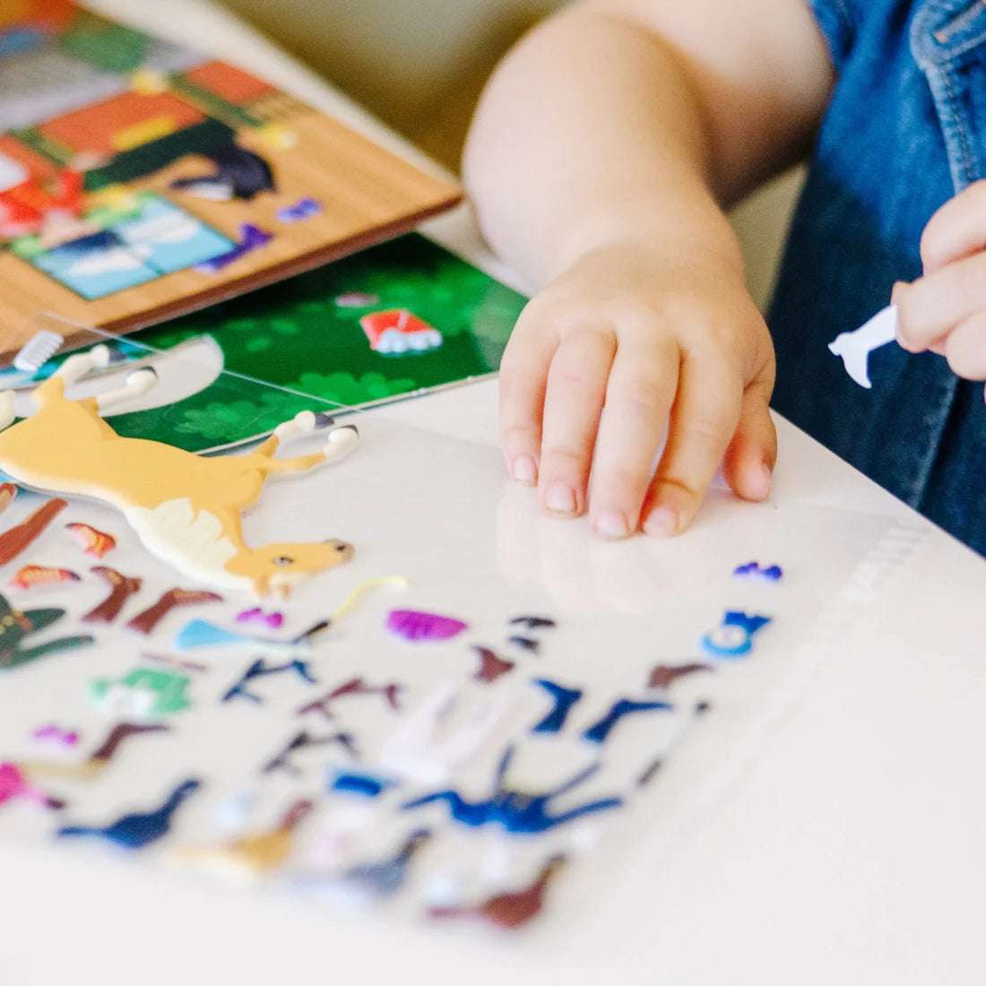 Melissa and Doug: wypukłe naklejki wielokrotnego użytku album Riding Club - Noski Noski