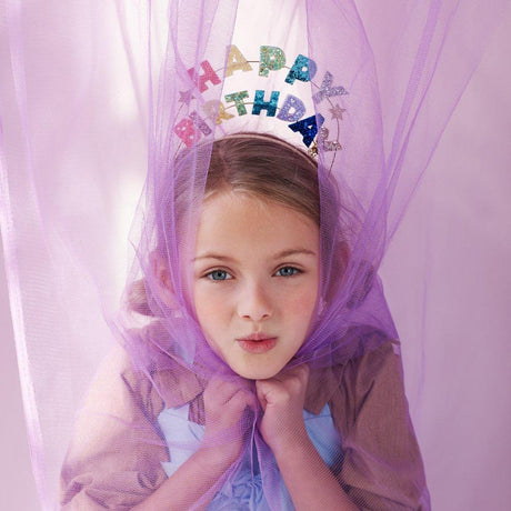 Brokatowa opaska urodzinowa Meri Meri Happy Birthday z elastycznym materiałem, idealna na każdą imprezę.