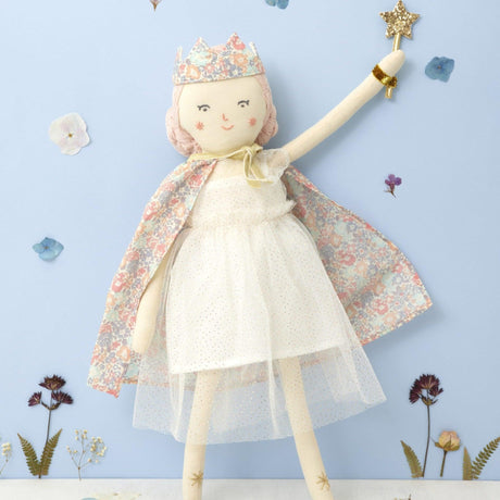 Lalka księżniczka Imogen Meri Meri, miękka bawełniana zabawka dla dziewczynek, z kwiecistą koroną i zaczarowaną różdżką.