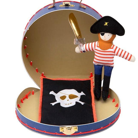 Lalka Pirat Meri Meri w walizce w kształcie statku, idealna dla małych poszukiwaczy skarbów pełnych przygód.
