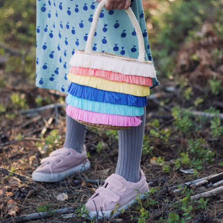 Pleciona torebka koszyk dla dzieci z frędzelkami Meri Meri, idealny dodatek do każdej dziecięcej stylizacji.