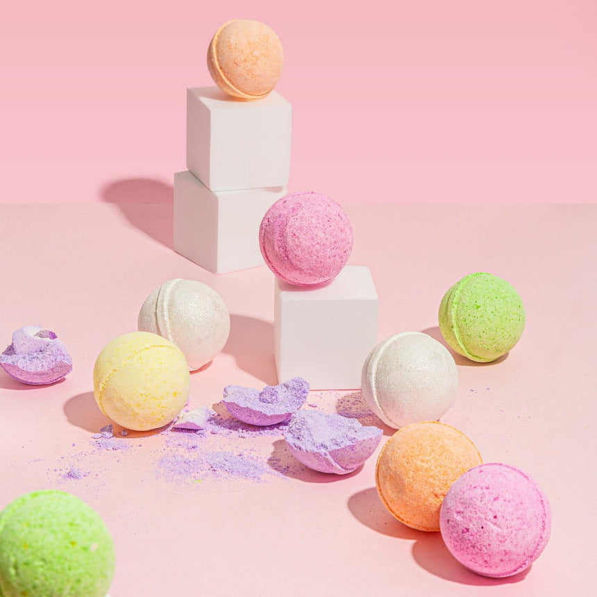 Mini-u Bath Bombs – 6 kolorowych kul musujących dla dzieci, odżywiających i nawilżających wrażliwą skórę podczas relaksującej kąpieli.