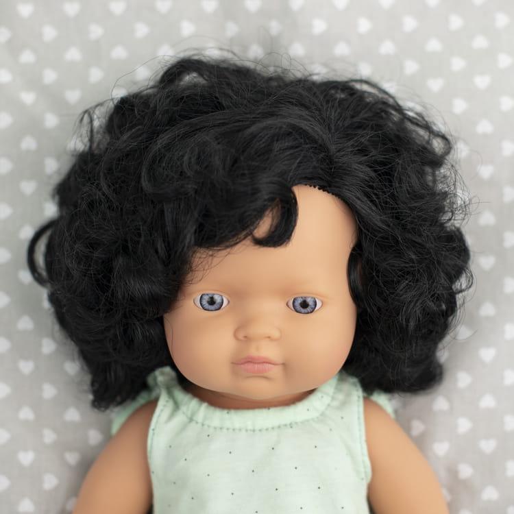 Miniland: lalka dziewczynka ciemne kręcone włosy Europejka 38 cm - Noski Noski