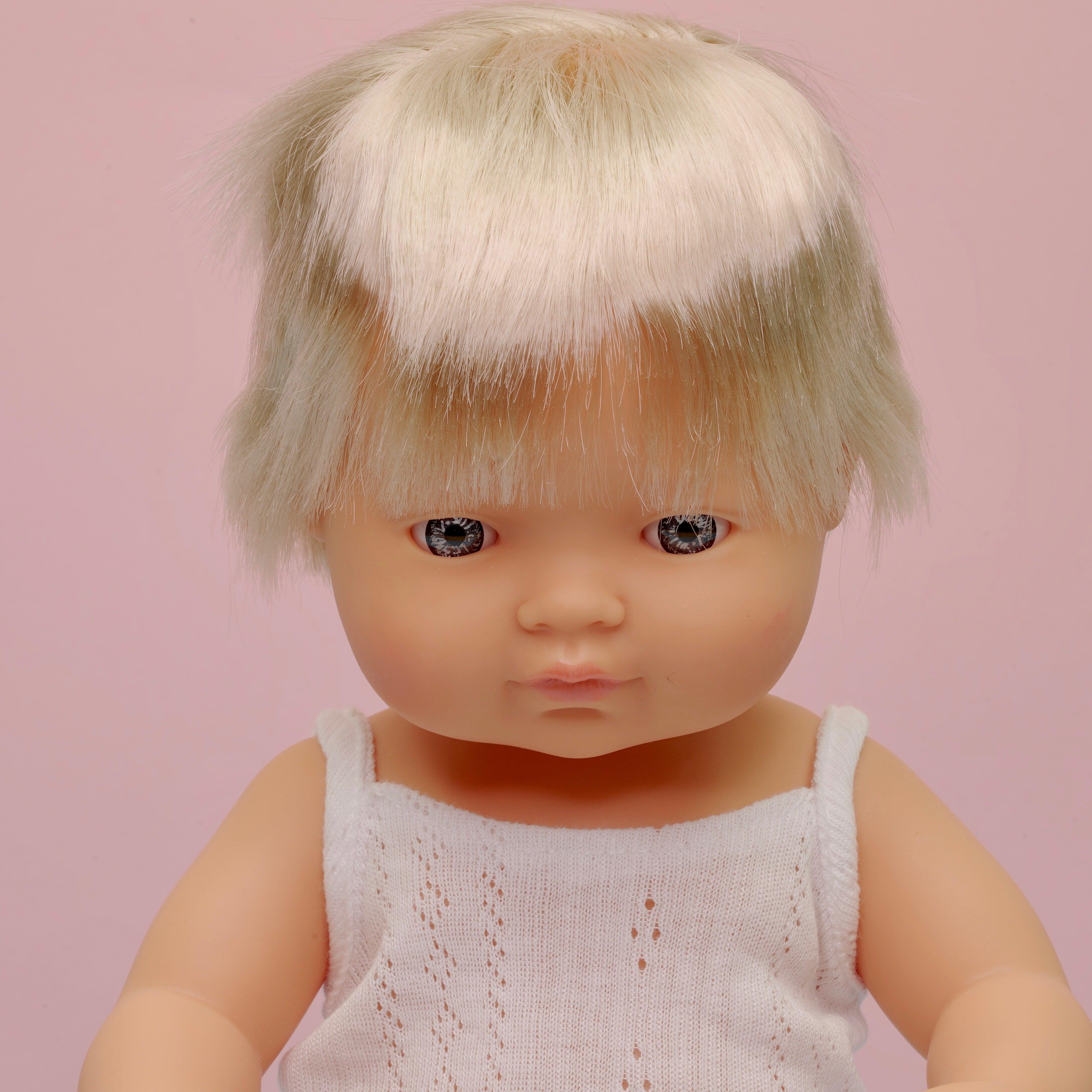 Miniland: lalka chłopiec blondyn Europejczyk 38 cm - Noski Noski