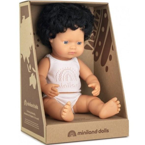 Miniland: lalka chłopiec ciemne kręcone włosy Europejczyk 38 cm - Noski Noski