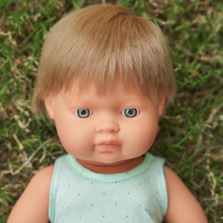 Miniland: lalka chłopiec ciemny blondyn Europejczyk 38 cm - Noski Noski