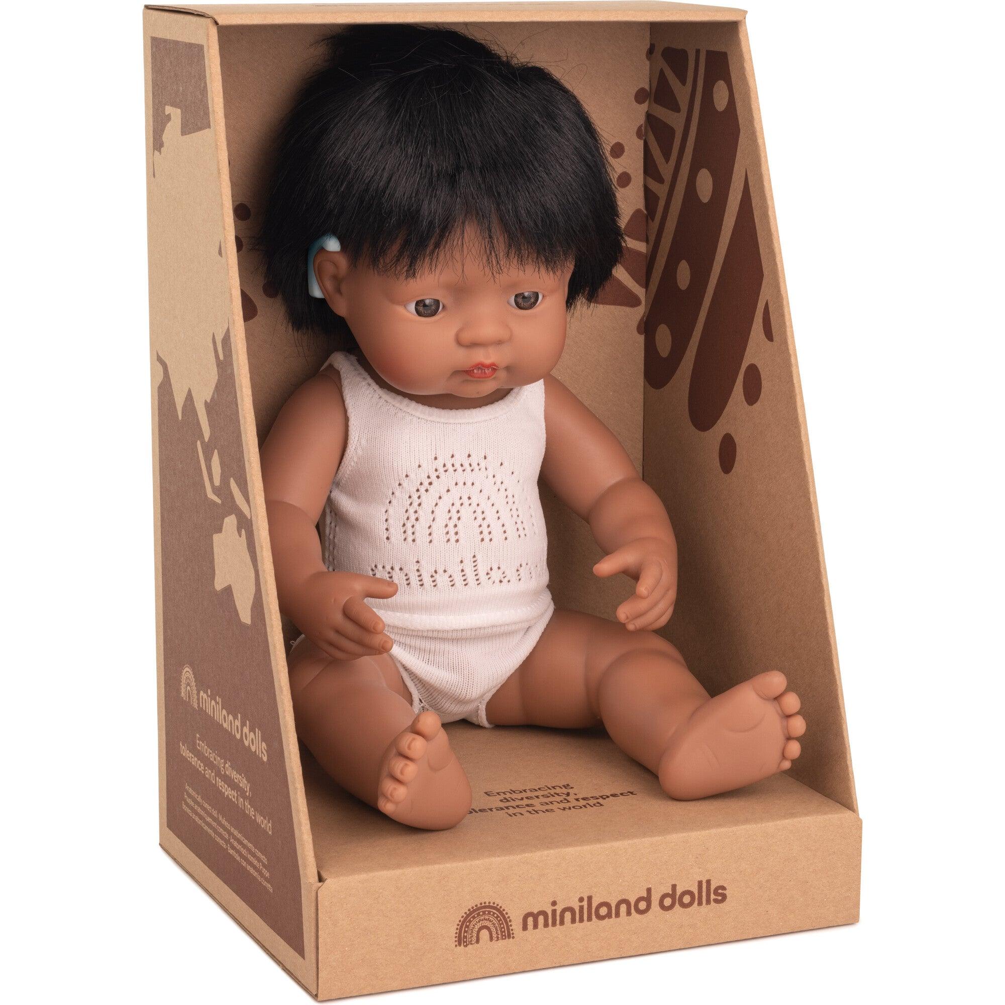 Miniland: lalka chłopiec Hiszpan z implantem ślimakowym 38 cm - Noski Noski