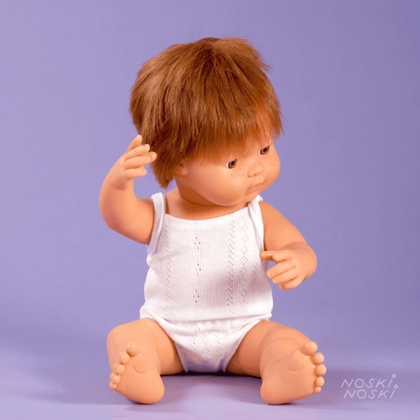 Duża lalka do czesania dla dzieci Miniland Europejczyk rudy 38 cm, trwała i bezpieczna zabawka.
