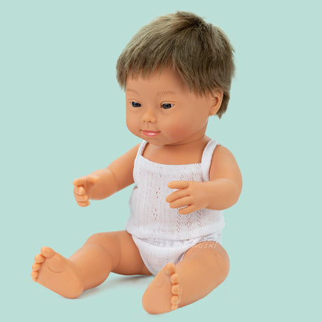 Miniland: lalka chłopiec z zespołem Downa Europejczyk 38 cm - Noski Noski