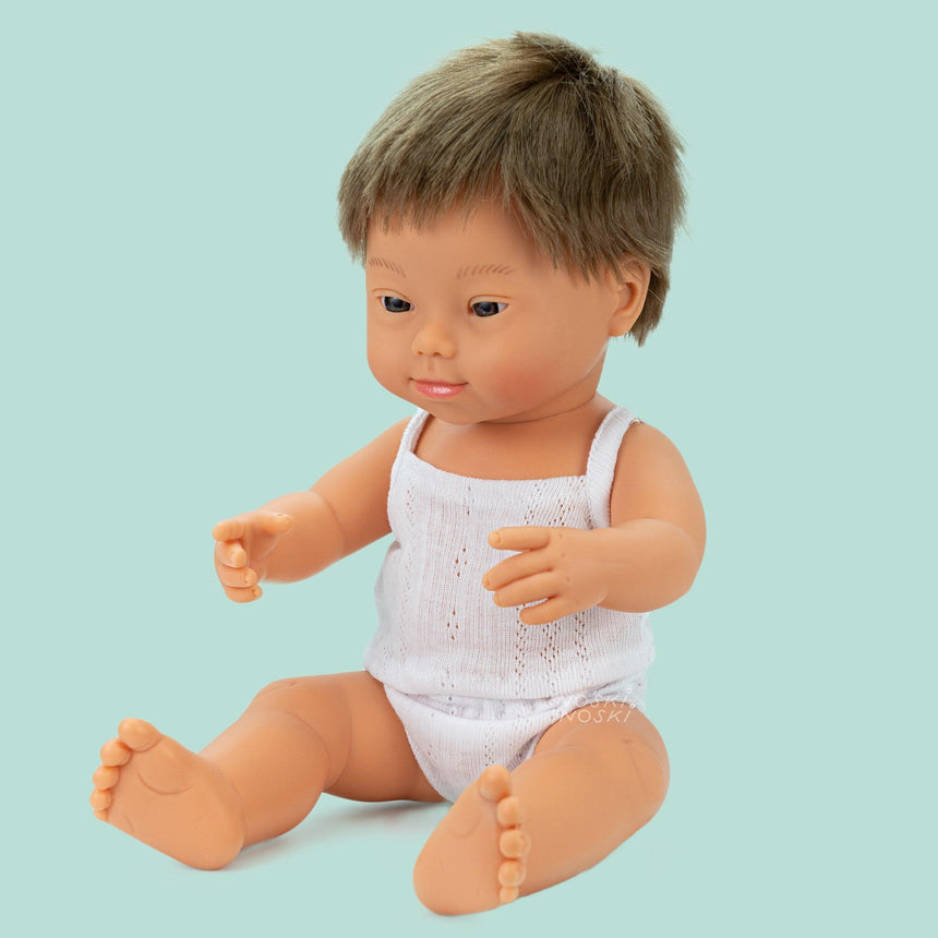 Miniland: lalka chłopiec z zespołem Downa Europejczyk 38 cm - Noski Noski