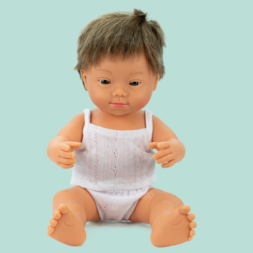 Miniland: lalka chłopiec z zespołem Downa Europejczyk 38 cm - Noski Noski