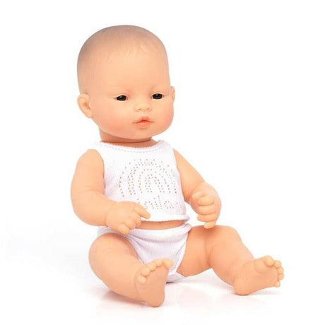 Lalka bobas Miniland chłopiec Azjata 32 cm, jakościowa, waniliowy zapach, edukacyjna, wielokulturowa zabawa.