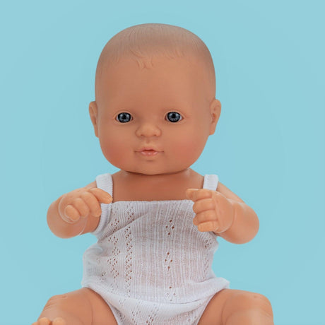 Lalka bobas Miniland dziewczynka Europejka 32 cm, słodko pachnąca wanilią, idealna do zabawy i nauki o rodzinie.