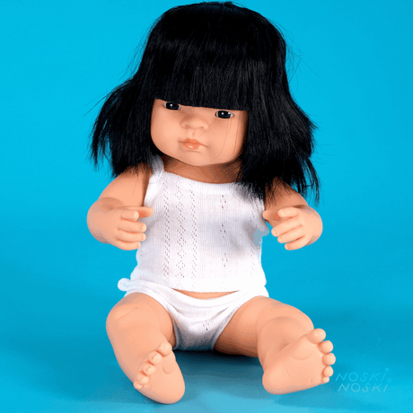 Lalka Miniland Azjatka 38 cm - anatomicznie poprawna, bezpieczna lalka dla dzieci, z waniliowym zapachem.