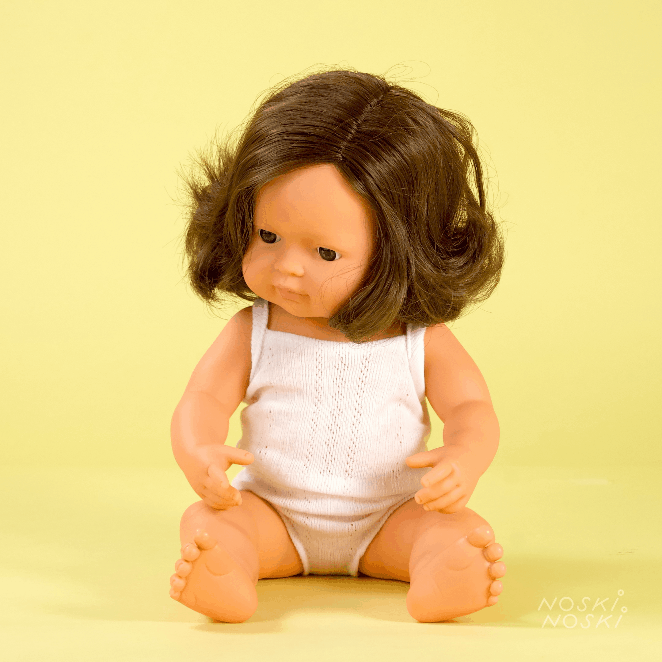 Miniland: lalka dziewczynka szatynka Europejka 38 cm - Noski Noski