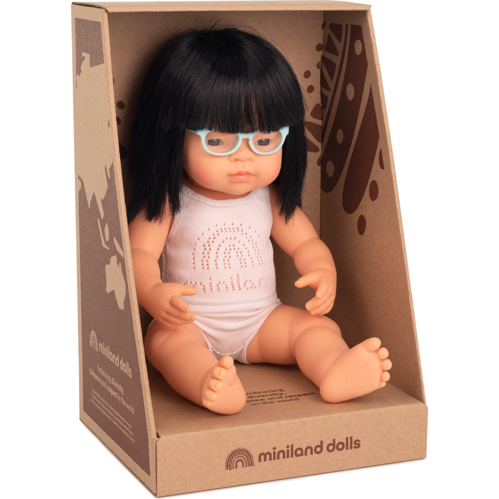Miniland: lalka dziewczynka w okularach Azjatka 38 cm - Noski Noski