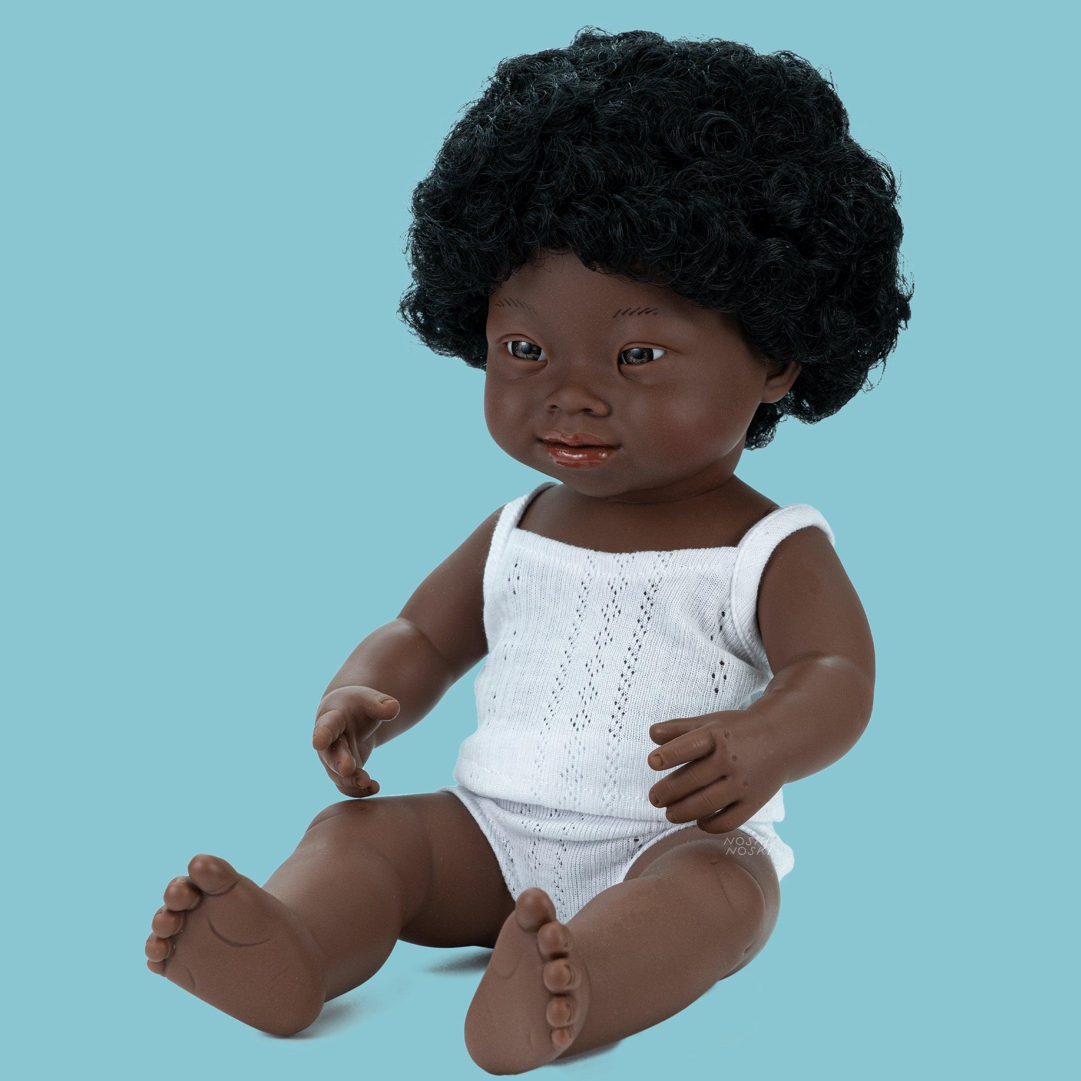 Miniland: lalka dziewczynka z zespołem Downa Afrykanka 38 cm - Noski Noski
