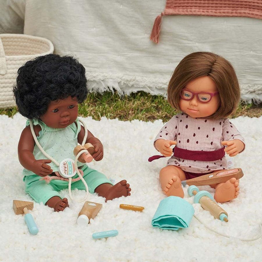 Miniland: lalka dziewczynka z zespołem Downa w okularach Europejka 38 cm - Noski Noski