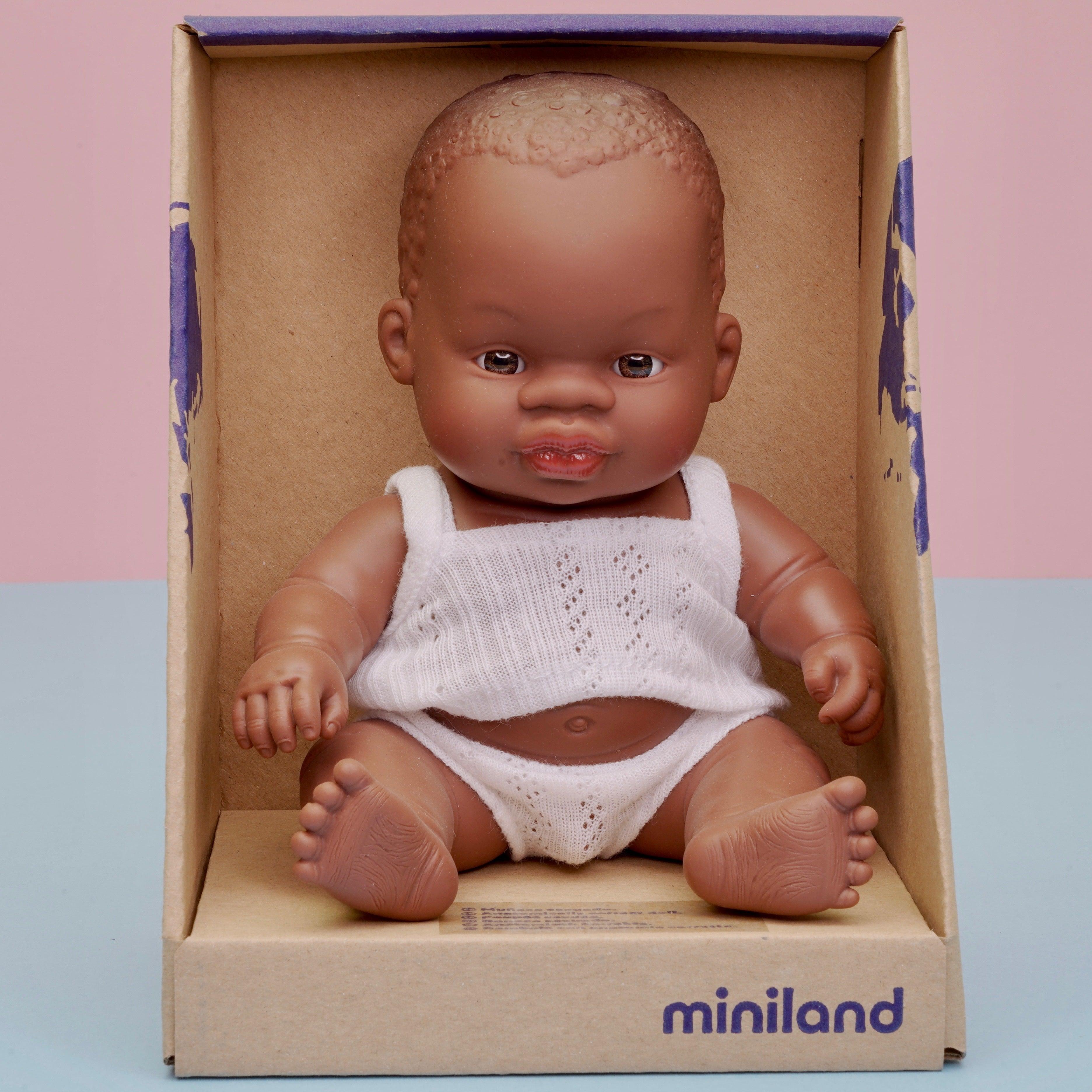Miniland: mini lalka dzidziuś chłopiec Afrykańczyk 21 cm - Noski Noski