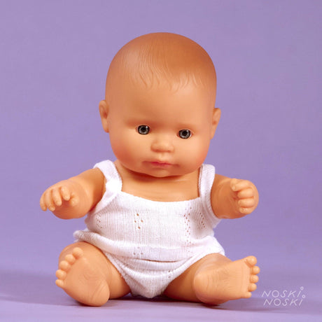 Lalka Miniland Bobas Chłopiec Europejczyk 21 cm, anatomicznie poprawna, pachnie wanilią, idealna do nauki o rodzinie i kulturach