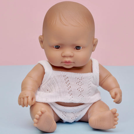 Lalka Miniland Latynos Bobas Chłopiec 21 cm, wykonana z pachnącego wanilią tworzywa, idealna do przytulania.