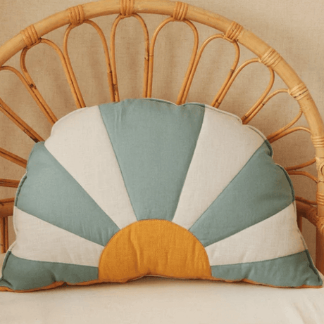 Poduszka dekoracyjna Moi Mili Słońce - radosny dodatek do dziecięcego pokoju, starannie wykonany z najlepszych materiałów.