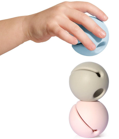 Piłeczka dla niemowlaka Moluk Mox 3-pack Pastel, silikonowe grzechotki wspierające rozwój zdolności manualnych.