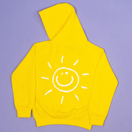 Soczyście żółta bluza z kapturem Noski Smile Style z nadrukiem słoneczka na plecach, wygodna i miękka dla dziecka.