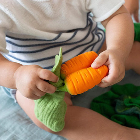 Oli and Carol: gryzak z pieluszką marchewka Mini Doudou Teether - Noski Noski