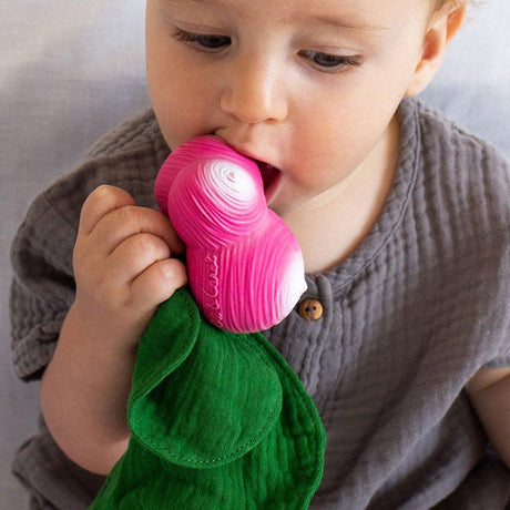 Oli and Carol: gryzak z pieluszką rzodkiewka Mini Doudou Teether - Noski Noski
