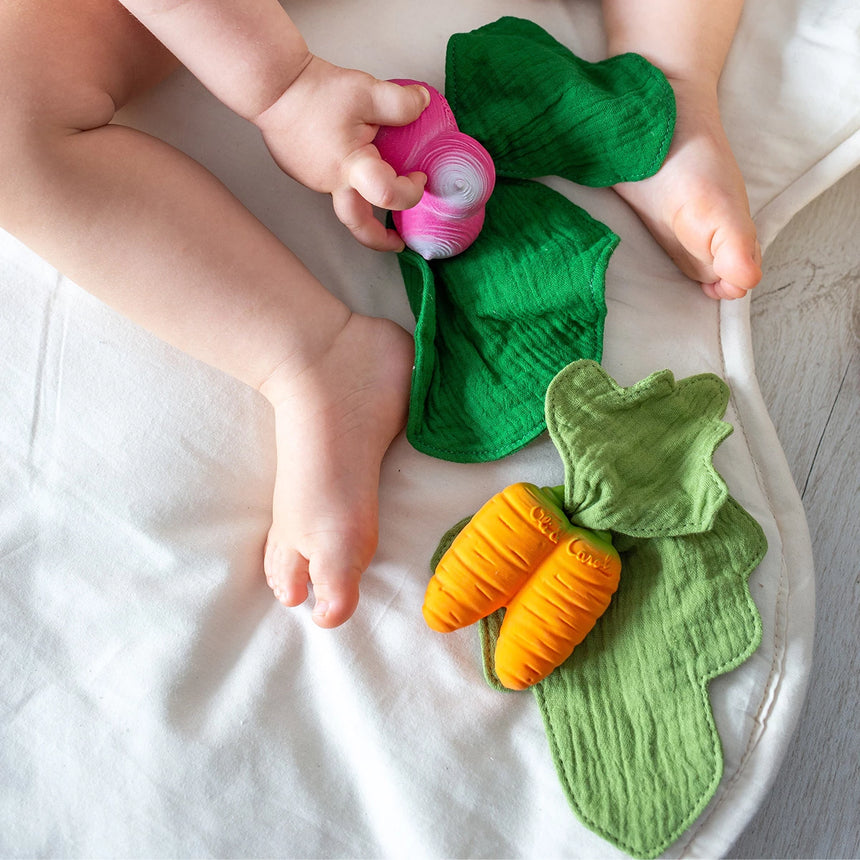Oli and Carol: gryzak z pieluszką rzodkiewka Mini Doudou Teether - Noski Noski