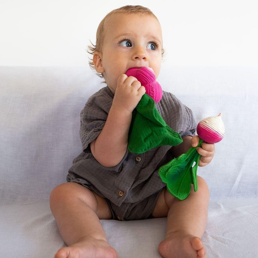 Oli and Carol: gryzak z pieluszką rzodkiewka Mini Doudou Teether - Noski Noski