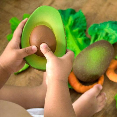 Kauczukowy gryzak dla niemowlaka Oli And Carol Arnold the Avocado, biodegradowalny, bezpieczny, w soczystych kolorach.