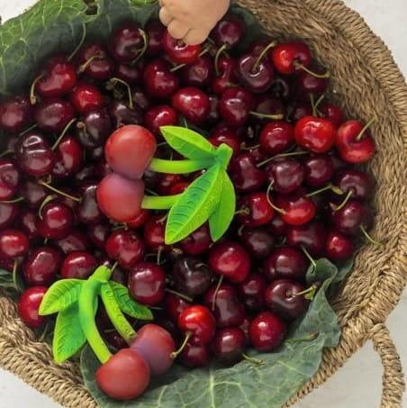 Oli and Carol: kauczukowy gryzak wisienka Mery the Cherry - Noski Noski