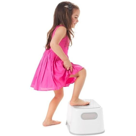 Stabilny podest toaletowy dla dzieci Oxo Grey z antypoślizgową powierzchnią, idealny jako podnóżek do toalety.
