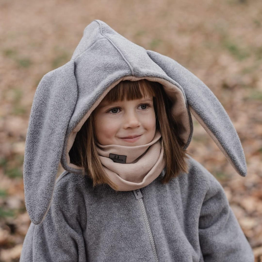 Ponczo samochodowe Patulove Funny Bunny Beige, ciepłe i wygodne dzięki dwuwarstwowemu polarowi, idealne do auta i wózka.