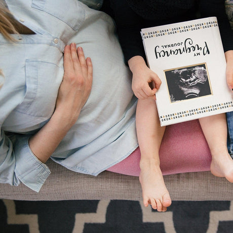 Pamiętnik ciążowy Pearhead My Pregnancy Journal - uwiecznij 74 strony emocji i wspomnień od pierwszego USG po narodziny.
