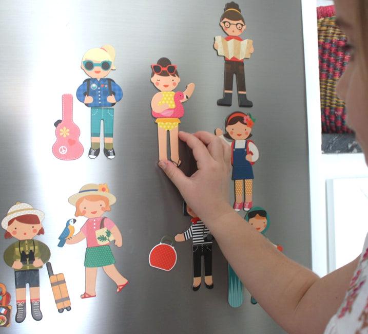 Petit Collage: magnetyczne ubieranki podróżniczki Little Travelers - Noski Noski