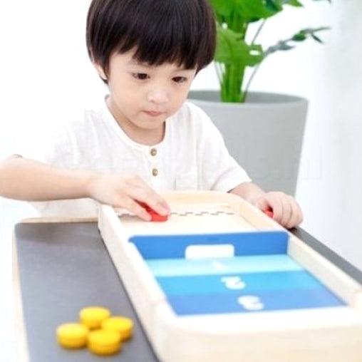 Plan Toys: drewniana gra Shuffleboard i Cymbergaj - Noski Noski