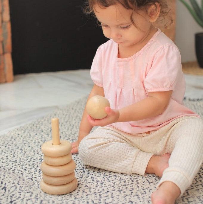 Plan Toys: drewniana wieża Stacking Ring Natural - Noski Noski