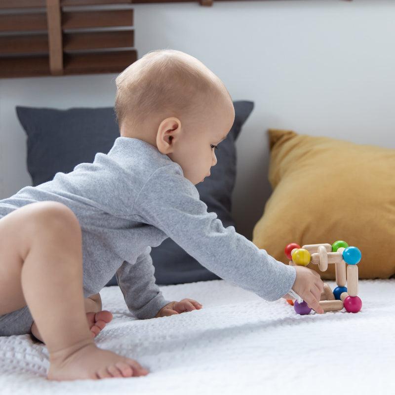 Plan Toys: drewniana zabawka manipulacyjna dla niemowląt Sześcian - Noski Noski