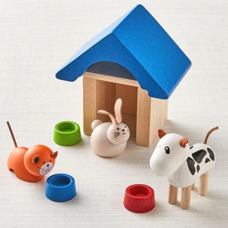 Drewniane zabawki dla dzieci: kotek, piesek, królik, buda, miseczki. Uroczy zestaw Plantoys Zwierzęta Domowe.