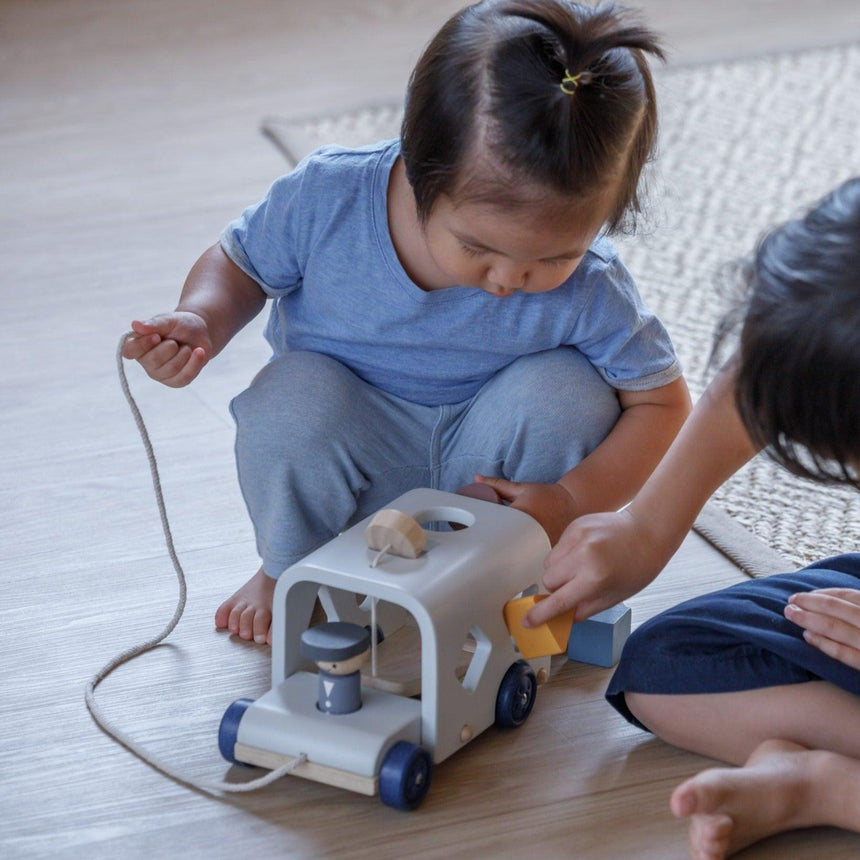 Plan Toys: drewniany autobus do sortowania Sorting Bus Orchard - Noski Noski