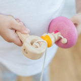 Plan Toys: drewniany bączek Baletnica - Noski Noski