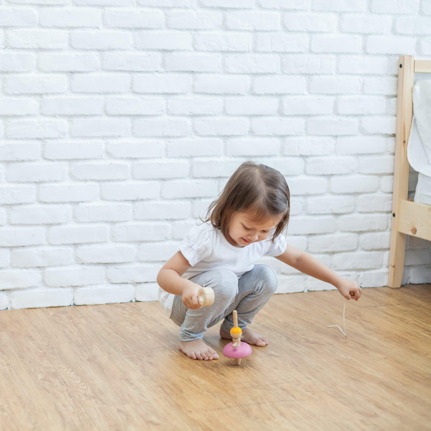 Plan Toys: drewniany bączek Baletnica - Noski Noski