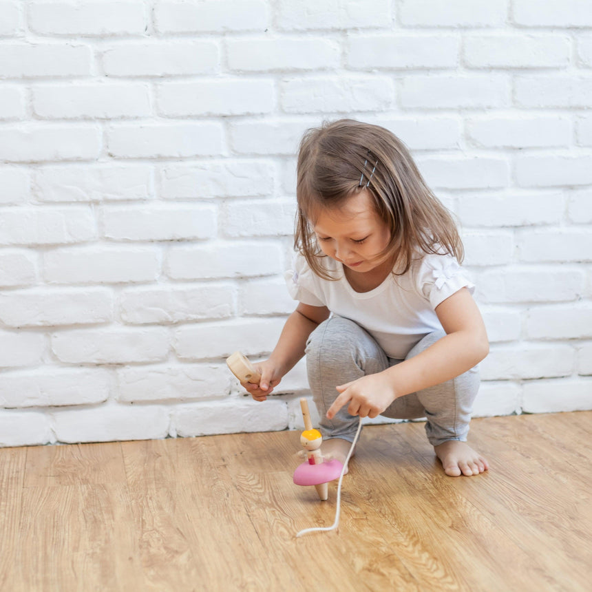 Plan Toys: drewniany bączek Baletnica - Noski Noski