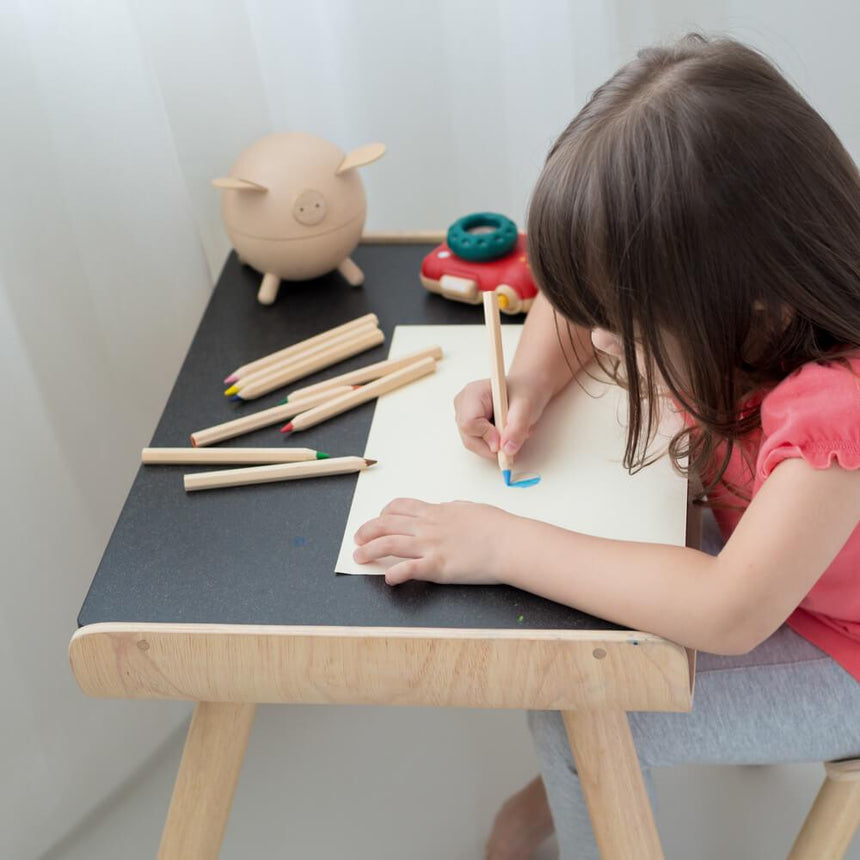 Plan Toys: drewniany stolik i krzesełko Black Series - Noski Noski