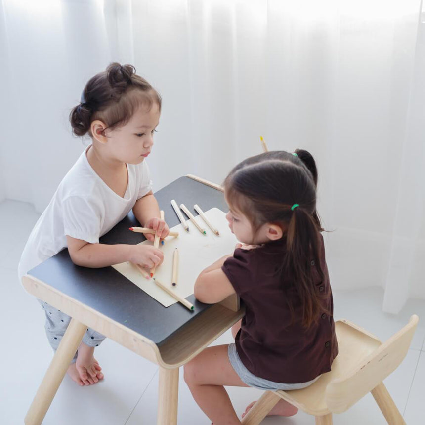 Plan Toys: drewniany stolik i krzesełko Black Series - Noski Noski